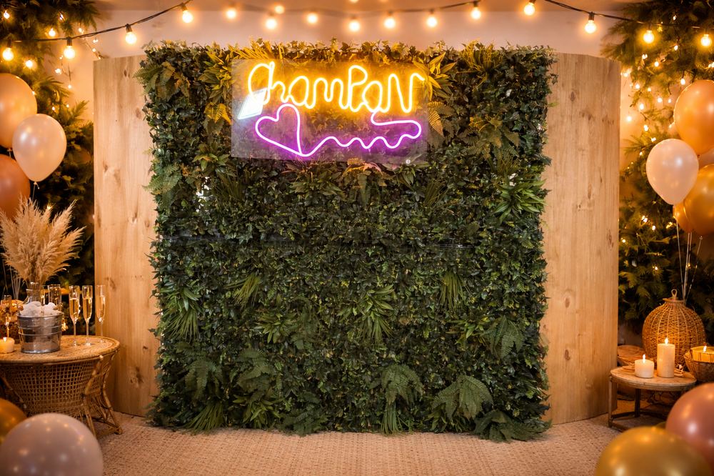 Champán Wall de Mylor Event con neón y jardín vertical