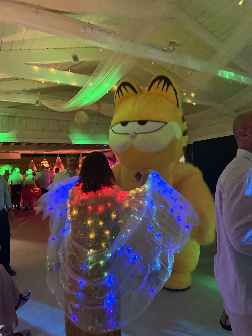Mascota gigante animando la hora loca