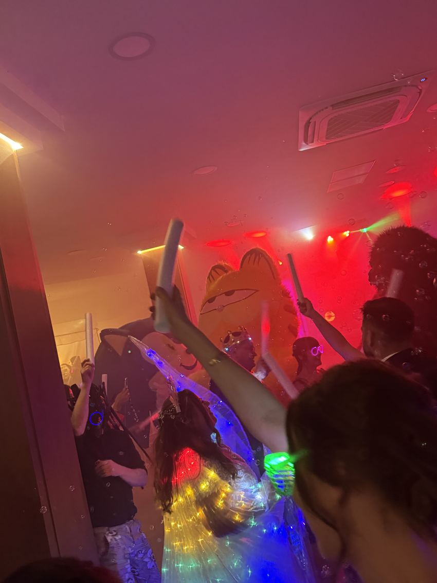 Invitados bailando en la hora loca con foam sticks LED